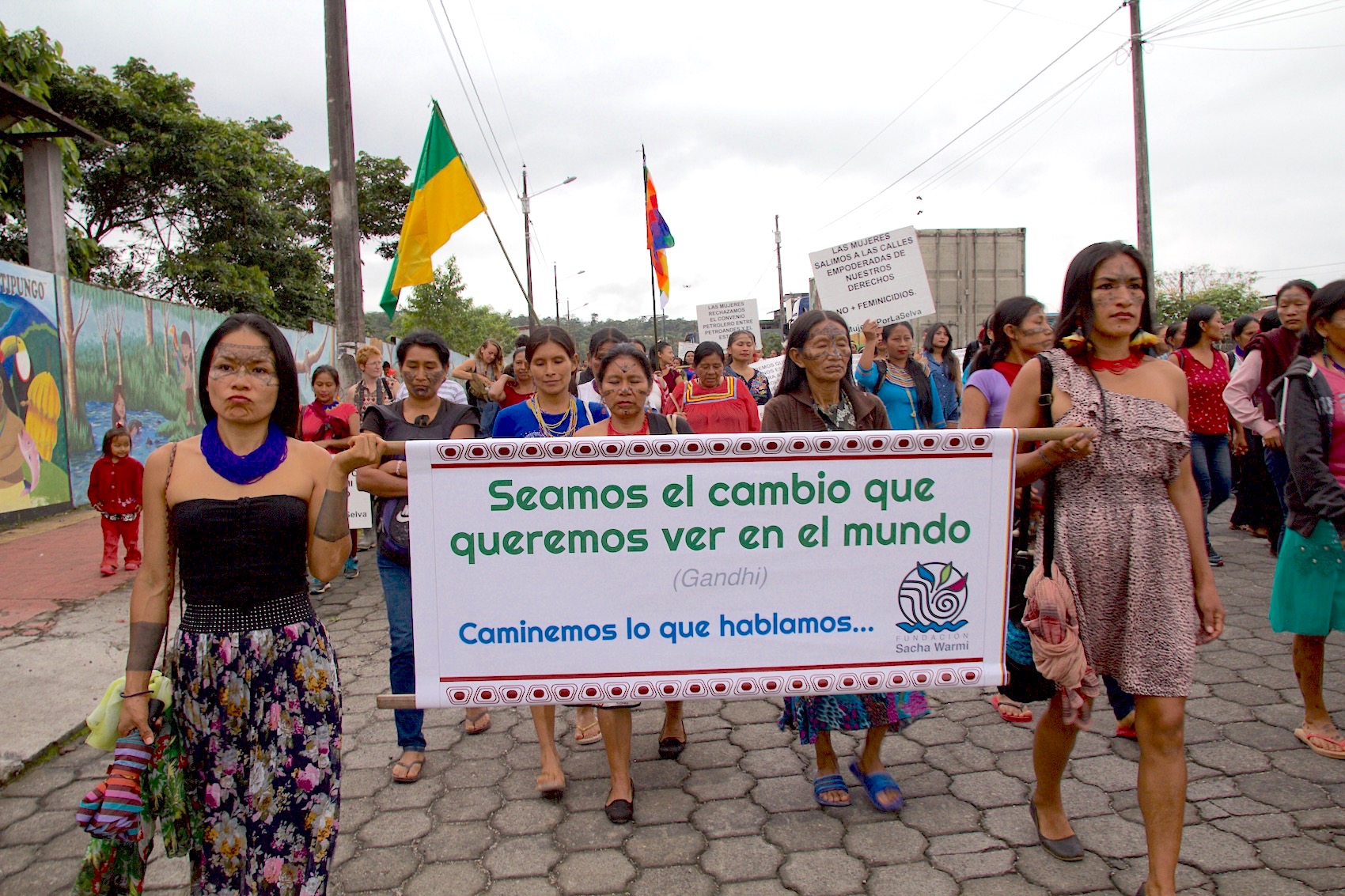 Mujeres indígenas de la comunidad amazónica Quechua marchan en las calles de la ciudad de Puyo por el Día Internacional de la Mujer. Foto: Kimberley Brown.