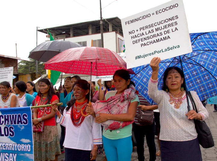 Mujeres indígenas de la comunidad amazónica Quechua marchan en las calles de la ciudad de Puyo. Foto: Kimberley Brown.