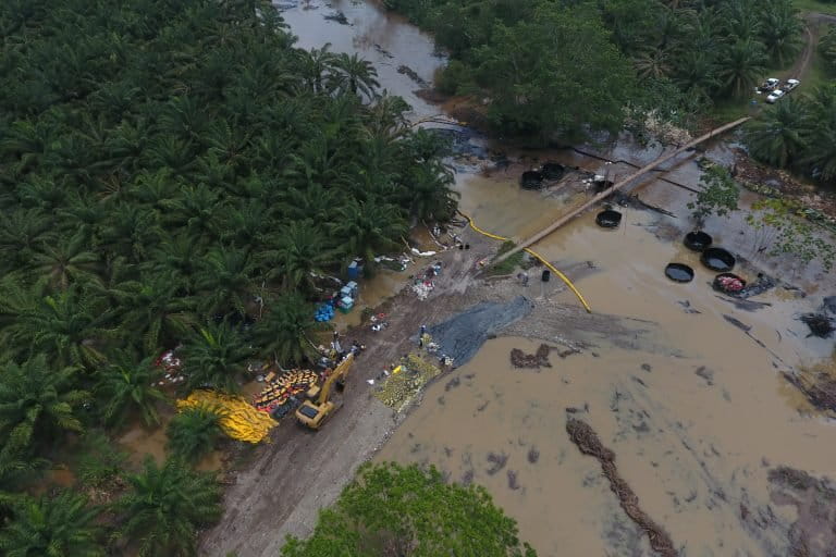 Ecopetrol ha dicho que las labores de contención evitaron que el petróleo llegara al río Magdalena. Foto: Fundación de periodistas víctimas del conflicto armado en Colombia (FUNPERPAZ).