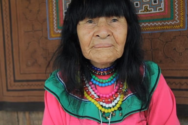 Olivia Arévalo era una sabia shipiba de 81 años. Desde hace unos años vivía cerca de Pucallpa, en el distrito de Yarinacocha, donde hacía artesanías y realizaba ocasionalmente sesiones de ayahuasca. Foto: The Temple of The Way of Light.