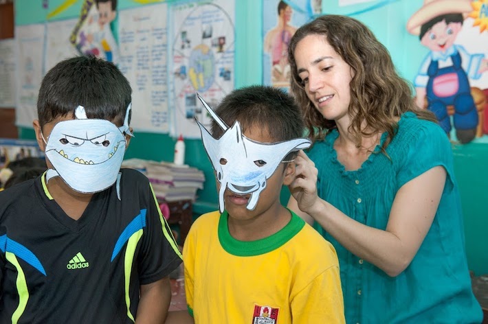 Juegos educativos sobre la conservación de la vida silvestre marina dirigidos por Kerstin Forsberg. Foto: Whitley Fund for Nature.