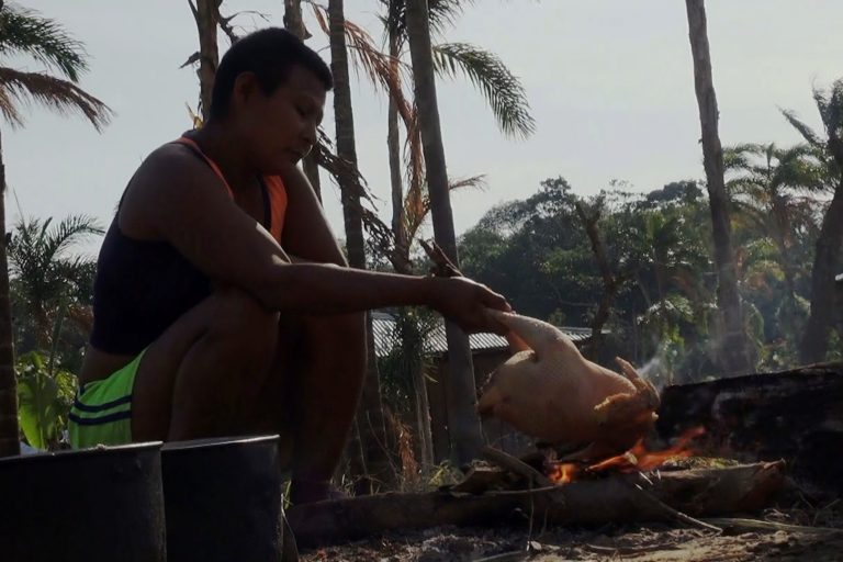 Muchas veces deben repartir una gallina entre más de 70 personas. Foto: Alberto Castaño.