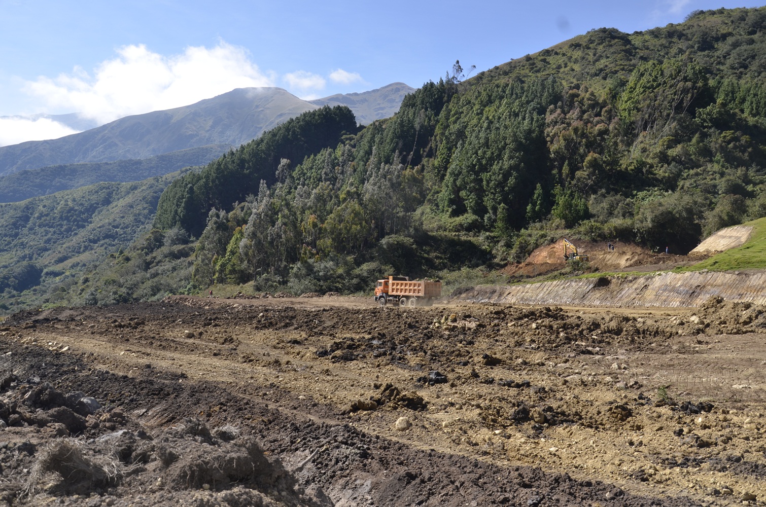 El paisaje del Parque Carrasco, el río y los trabajos de ampliación de la vía. Foto: Miriam Jemio.
