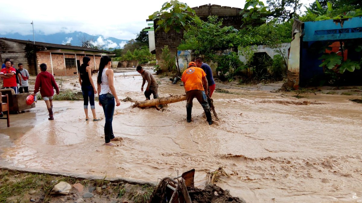 Así se veían algunas calles de Mocoa luego de que lloviera torrencialmente durante más de 7 horas. Foto Defensa Civil Colombiana.