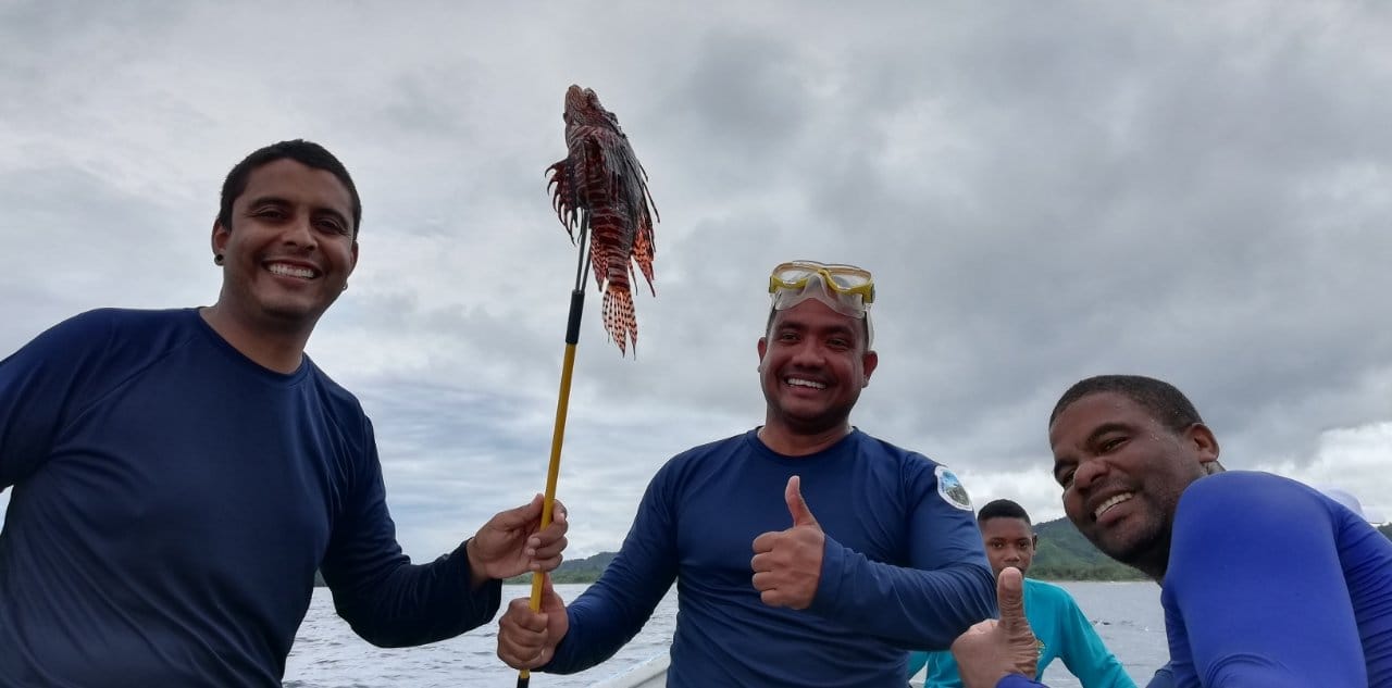 Pez león es traído durante la jornada en el Santuario. Foto: Parques Nacionales Naturales de Colombia.