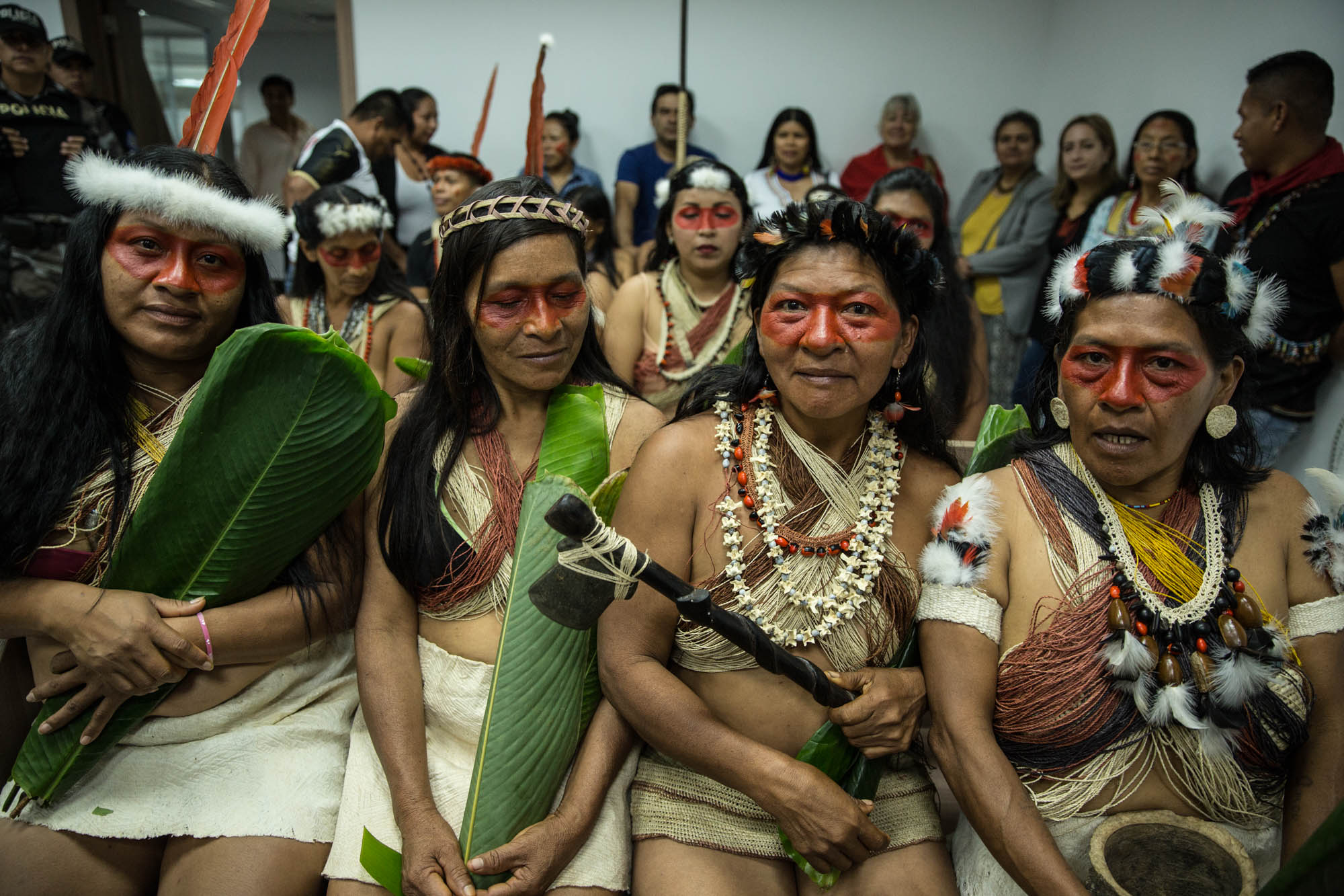 Mujeres Waorani en la audiencia del 13 de marzo, en Puyo, que terminó siendo suspendida. Foto: Mitch Anderson / Amazon Frontlines.