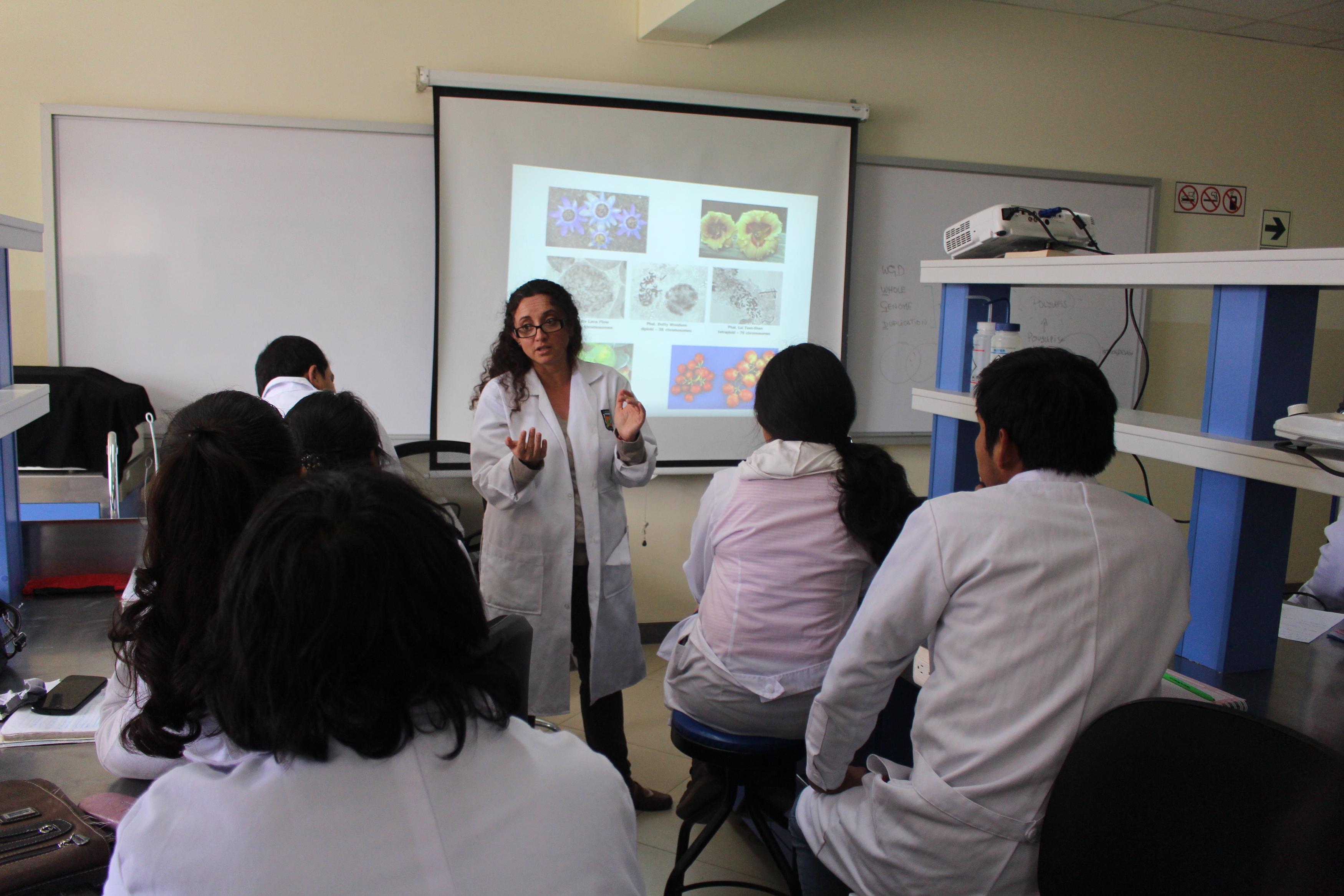 Mujeres en la ciencia. Claudia Segovia en una de sus clases. Foto: Claudia Segovia.