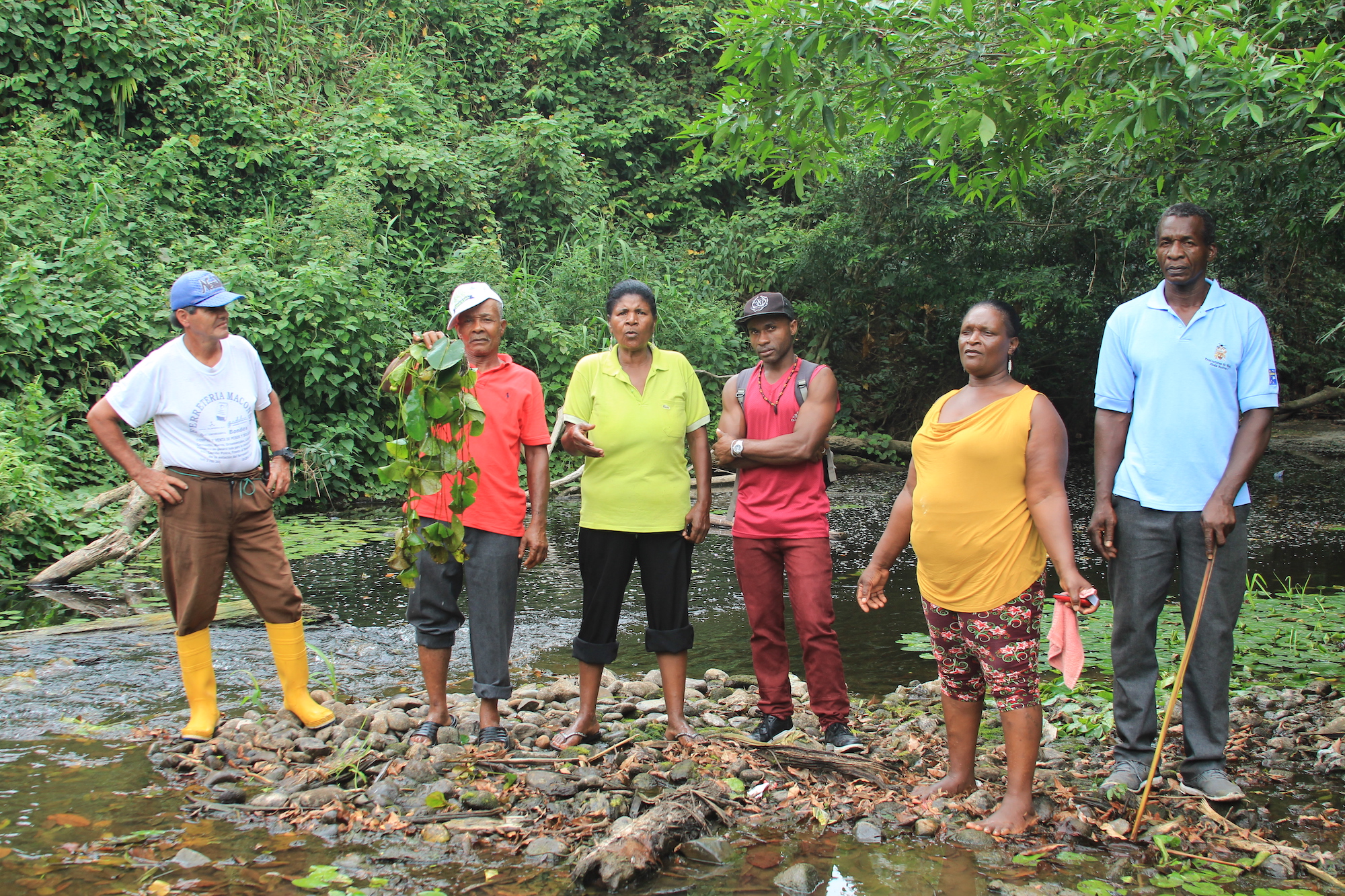 Palma de aceite en Ecuador. Habitantes de la Chiquita, norte de Ecuador, denuncia contaminación de su río. Foto: David Silva.