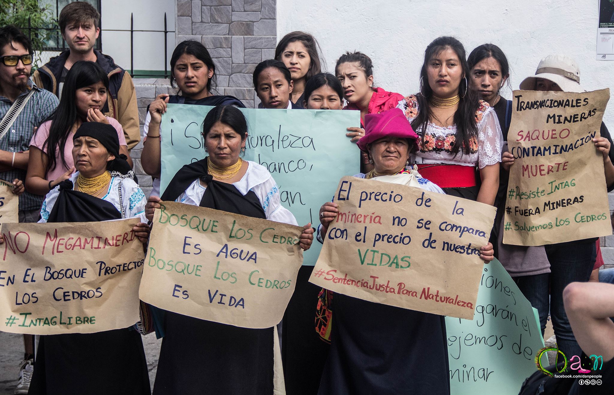 Mineras en áreas naturales protegidas. Mujeres protestando contra el Proyecto minero Río Magdalena. Cortesía de DAN Fotografía.