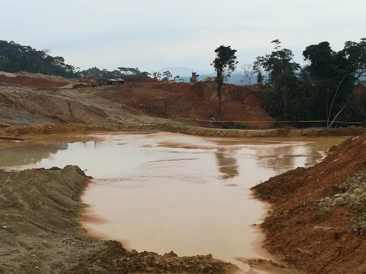Mineria en Ecuador. Organizaciones indígenas denuncian que la minería en la provincia del Napo continua en la emergencia sanitaria. Fotografía de Confeniae.