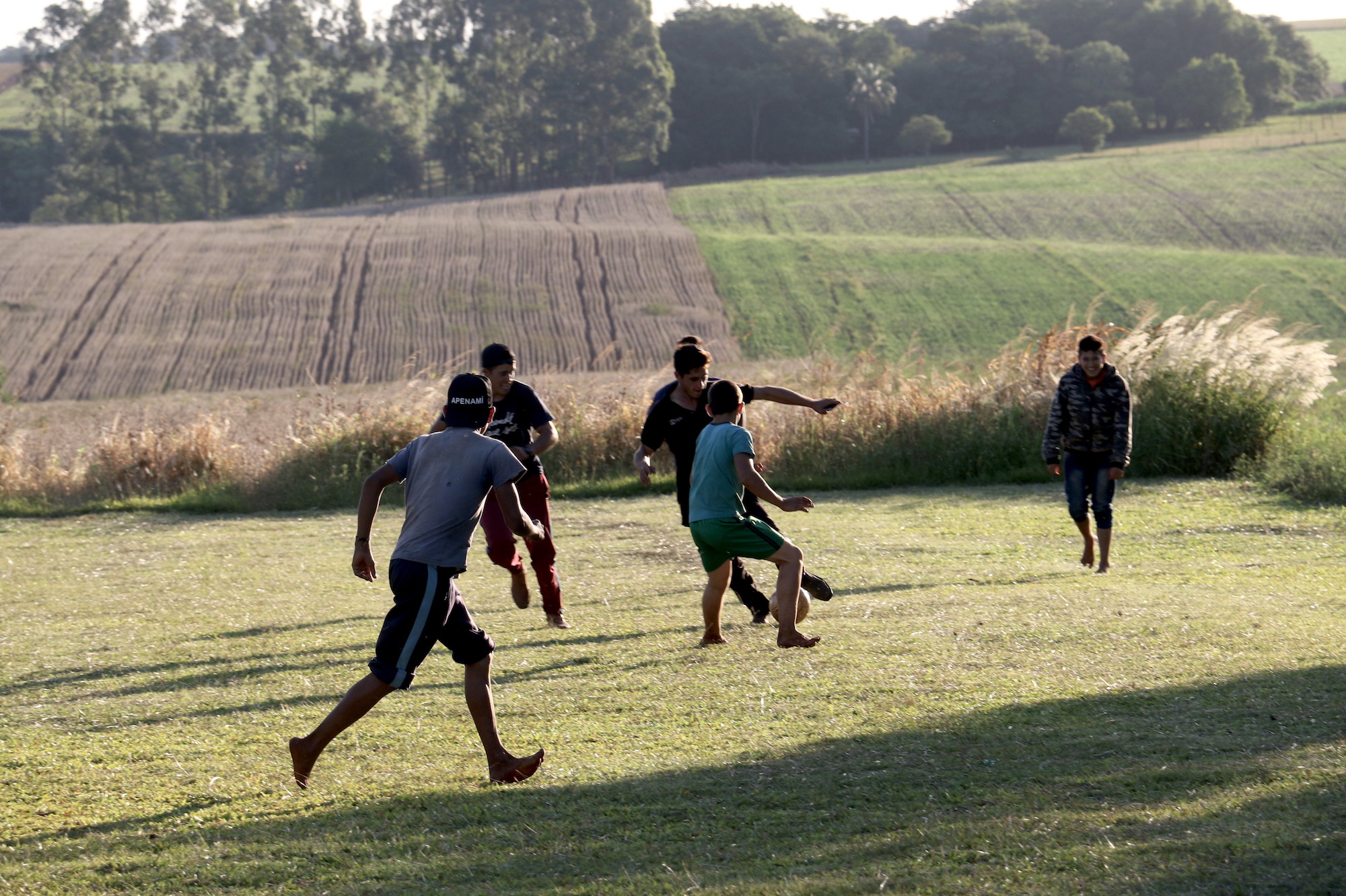A unos 300 metros del lugar donde estos adolescentes juegan fútbol, nuestro dron tomó imágenes de parcelas de marihuana en pleno núcleo de una de las Reservas del Bosque Atlántico. Foto: Pánfilo Leguizamón