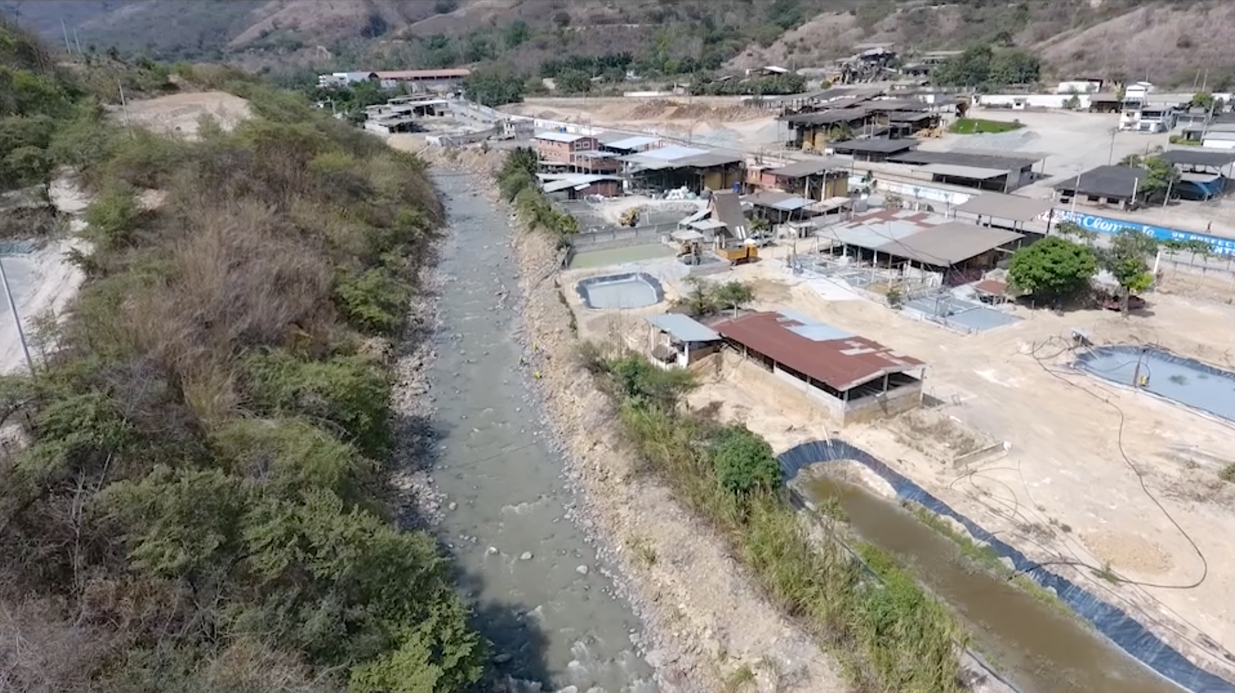 Contaminación río Tumbes. Plantas de procesamiento en el sector El Pache en el cantón Portovelo. Foto: Cortesía Agencia de Prensa Minera.