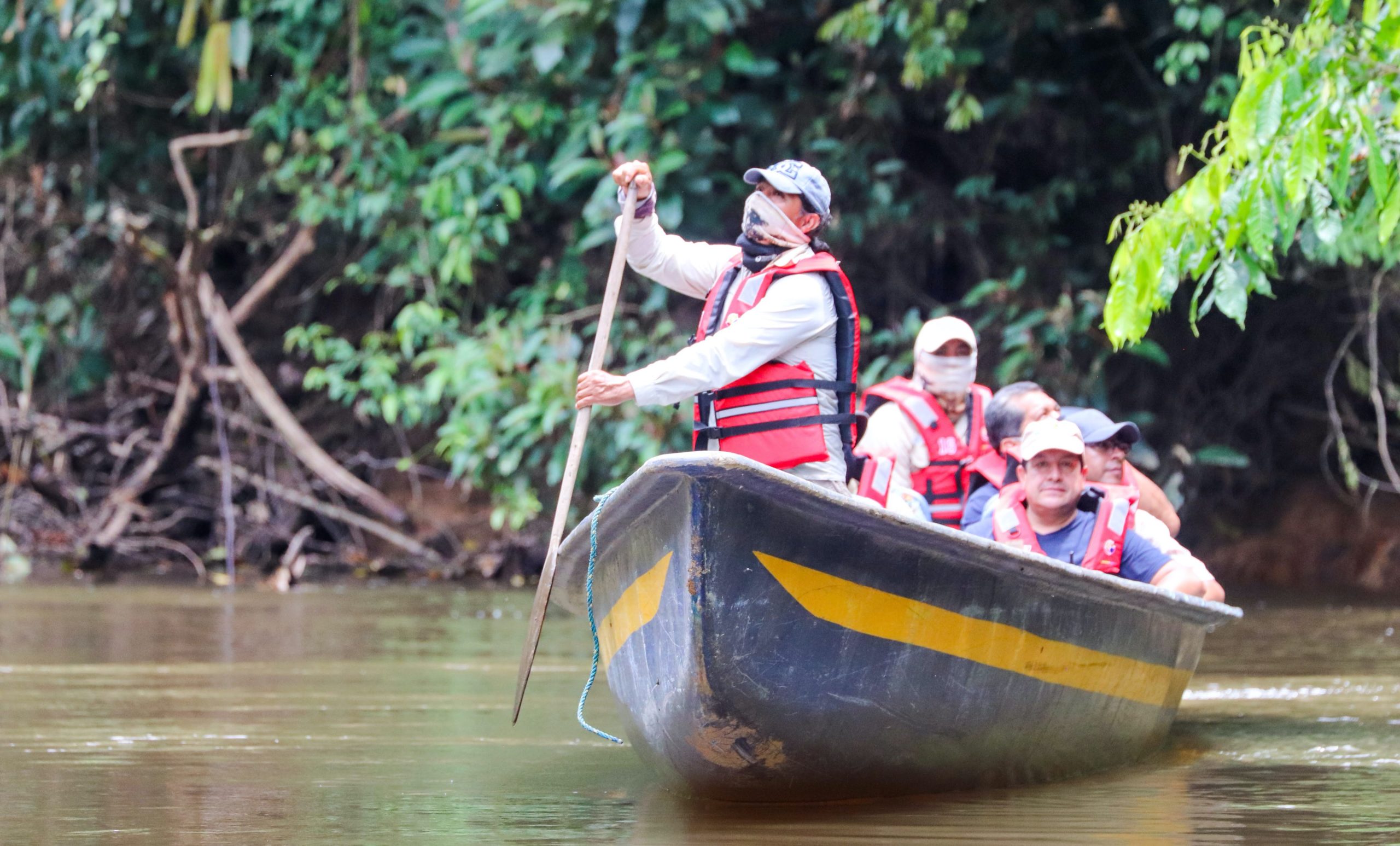 Guardaparque de la Reserva de Producción de Fauna Cuyabeno. Foto: Ministerio del Ambiente y Agua de Ecuador.