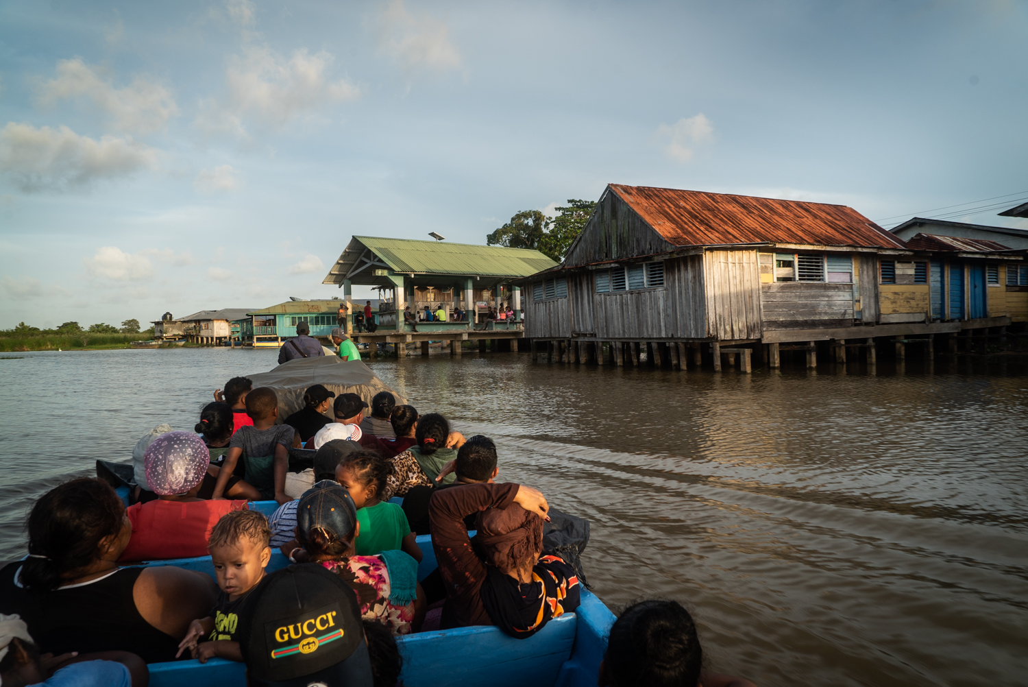 The Indigenous people in the Gracias a Dios department must use boats to travel to their communities. Image courtesy of Radio Progreso – Honduras.