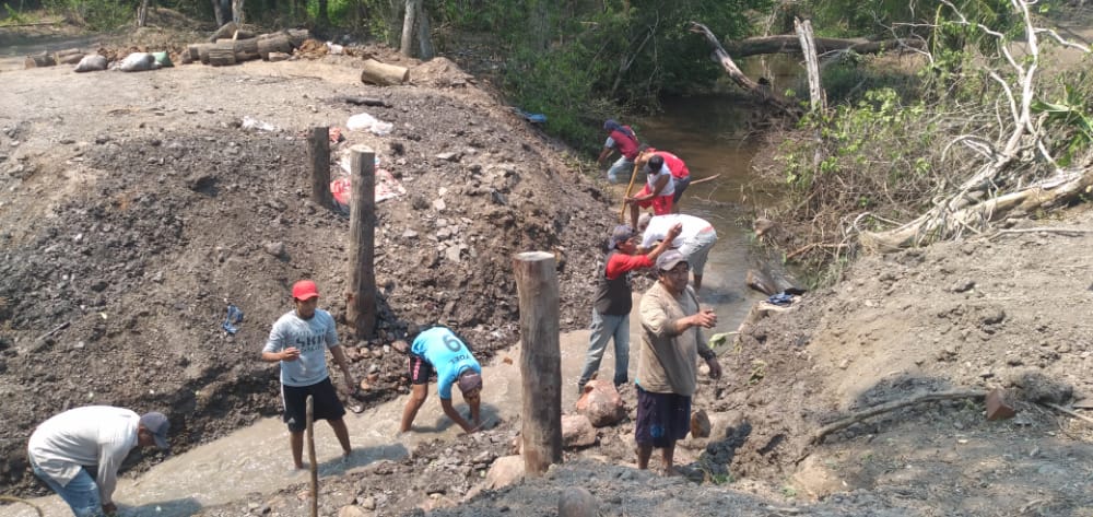 Un pequeño canal dejaba salir poca agua río abajo. La demás era usada para calmar la sed del ganado. Foto: TCO Turubó Este.