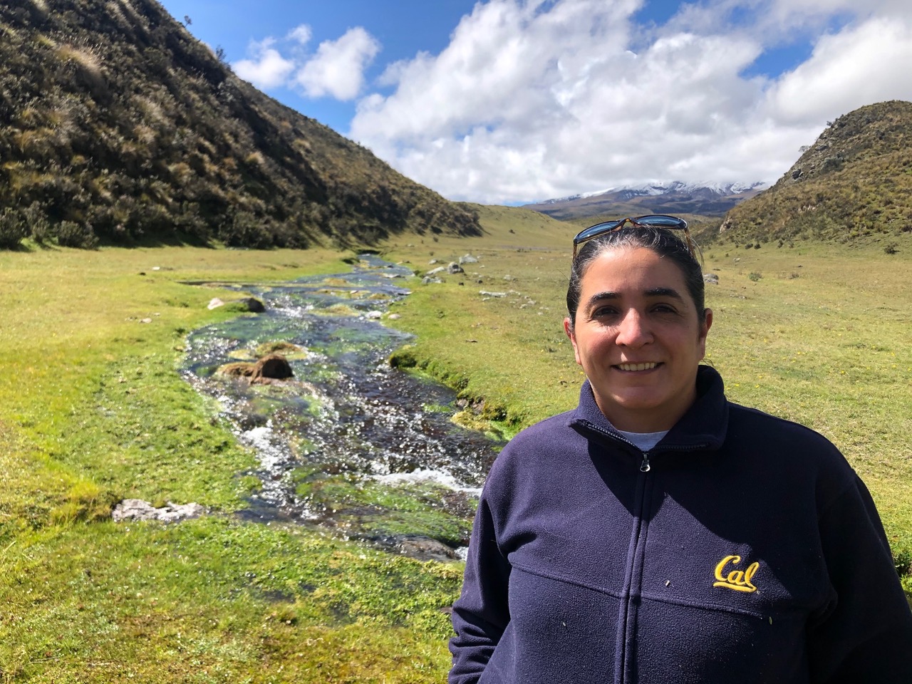Blanca Ríos-Touma estudia los insectos acuáticos y su relación con la salud de las aguas. Foto: Blanca Ríos-Touma.