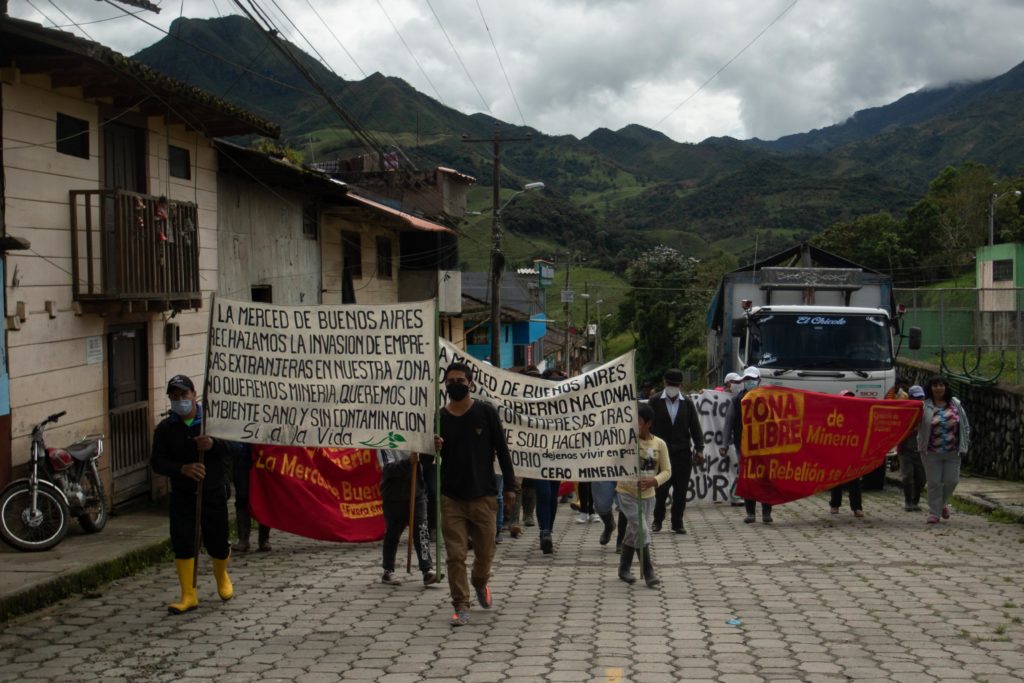 La empresa Hanrine ha denunciado a más de 60 personas en Buenos Aires y dice que ahora los mineros ilegales se han disfrazado de grupos "antimineros" para impedir la entrada de la minería legal. Foto: Iván Castaneira / Agencia Tegantai.