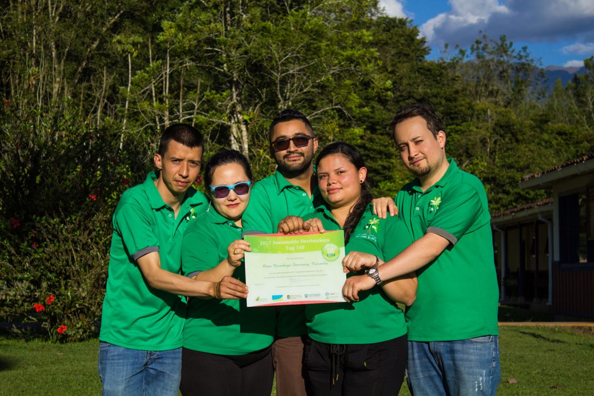Integrantes de Yarumo Blanco reciben por cuarta vez la certificación del Santuario de Fauna y Flora de Otún Quimbaya como uno de los Top 100 Green Destinations. Foto: cortesía Yarumo Blanco.