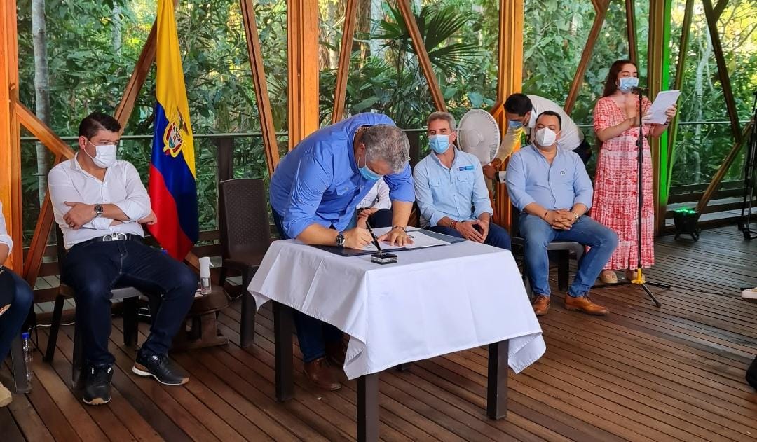 El presidente Iván Duque firma la nueva Ley de Delitos Ambientales. Leticia, Amazonas, Colombia. Agosto 4 2021. Foto: Ministerio de Ambiente de Colombia.