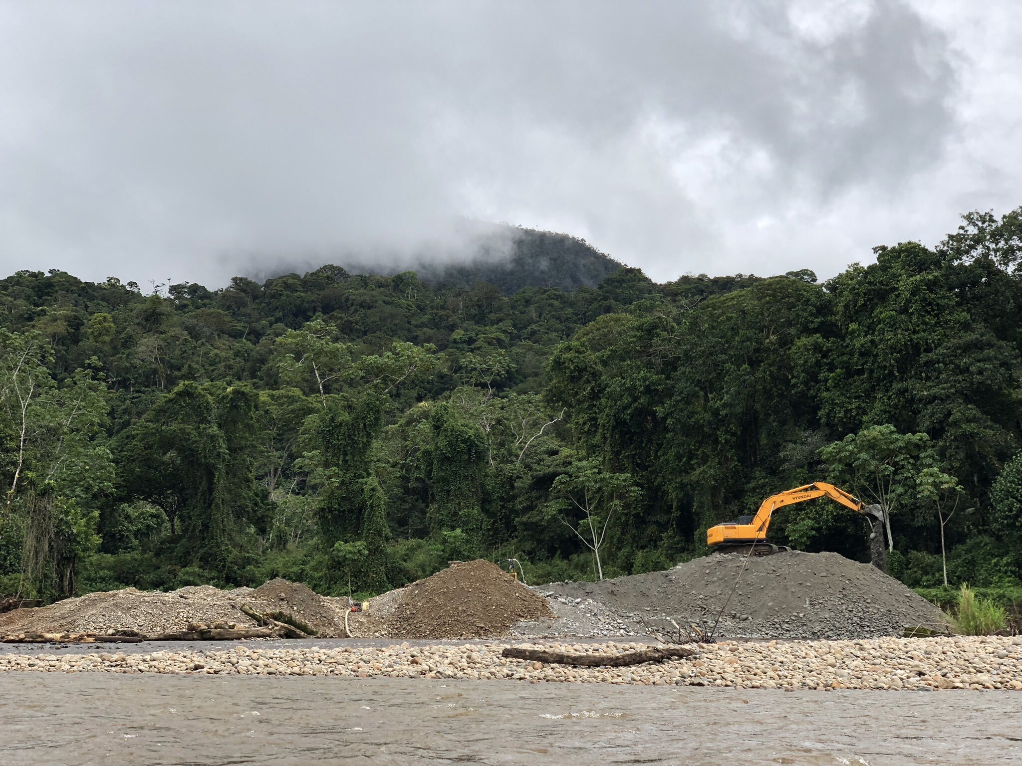 Minería en el río Nangaritza. Foto: Valeria Recalde.