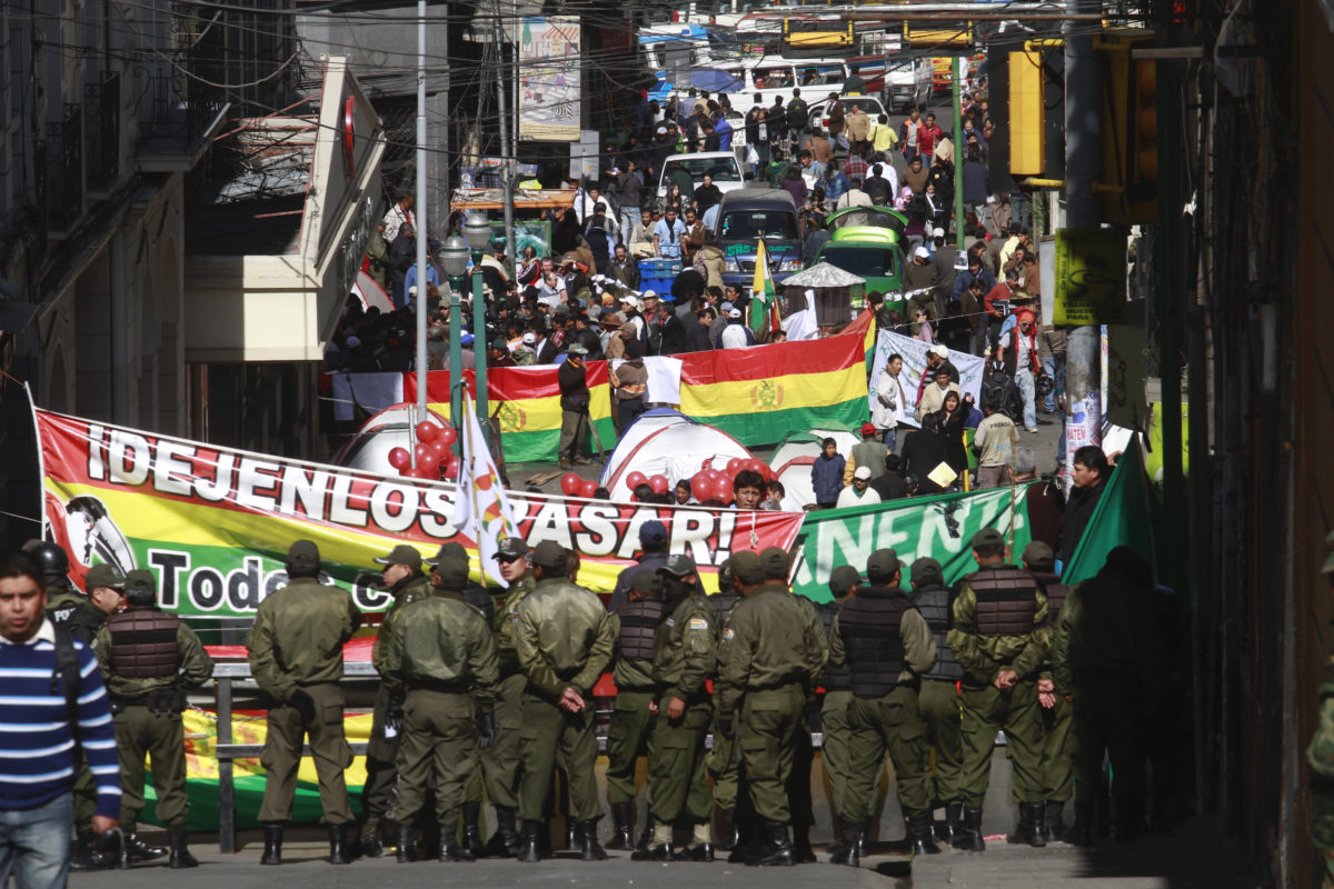 La defensa del Tipnis en Bolivia unió a varios defensores y defensoras del medio ambiente. Ahora, en esa zona se detuvieron varios proyectos carreteros. Foto: Wara Vargas-Cedib.