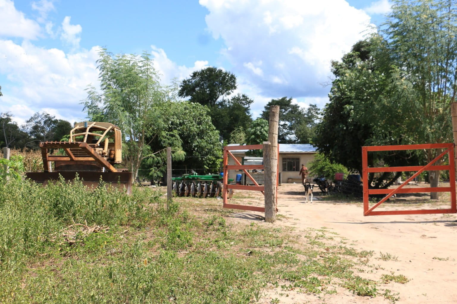 A small tractor used for agriculture in Ñembi Guasu. Image by Fernando Portugal.