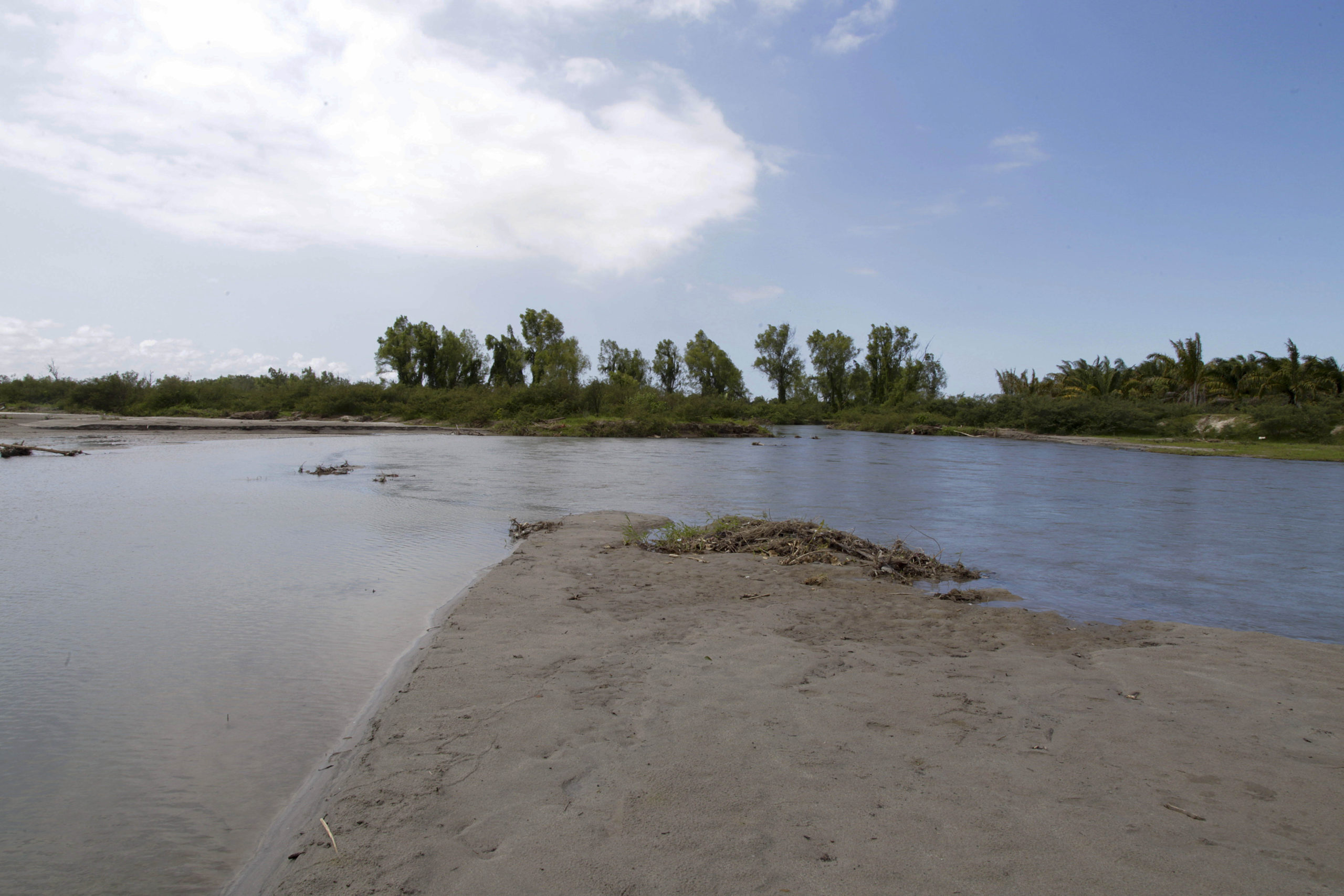 Afluente del río Cuyamel dividido luego del paso de los huracanes Eta y Iota, y afectado por la maquinaria pesada utilizada para crear canales que desvían el agua del río hacia los plantíos de palma aceitera. Omoa, Cortés, Honduras. Foto CC / Fernando Destephen.