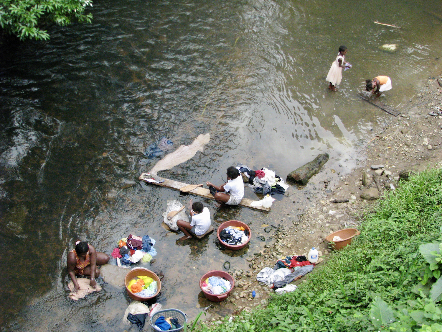 Mujeres de la comunidad de La Chiquita lavando su ropa en el río. Foto: cortesía Julliane Hazlewood.