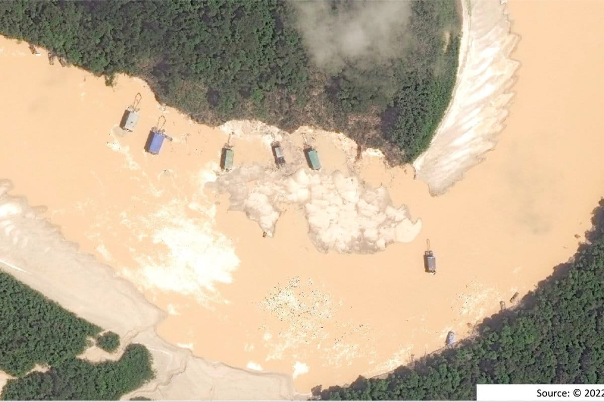 Dragas en 2022 sobre el río Puré en el área protegida. Crédito: Alianza Regional Amazónica para la Reducción de los Impactos de la Minería de Oro.