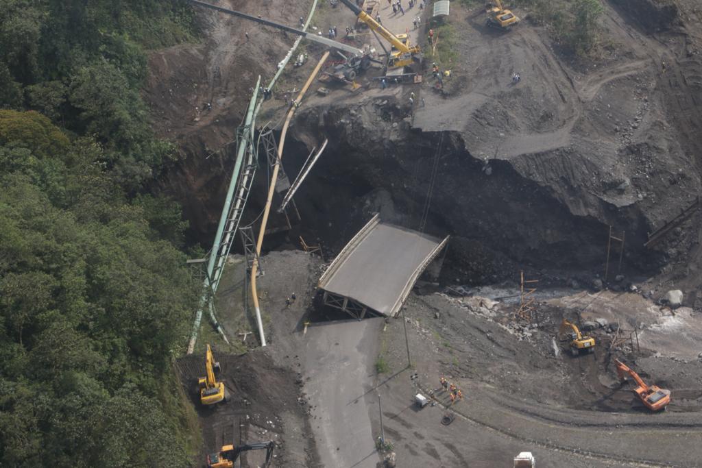 Imagen del 23 de febrero de 2023. En la fotografía se aprecia la fuerte erosión del río Marker y los oleoductos que se encuentran a pocos metros del puente colapsado. Foto: Petroecuador.