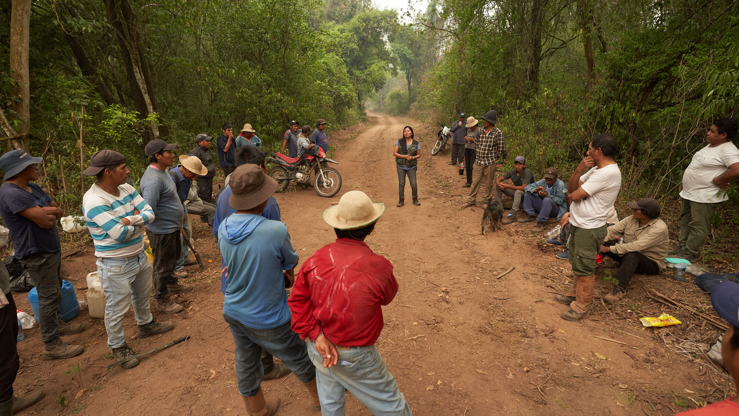 Orán community members gather in teams to help fight the fire. Image courtesy of Greenpeace.