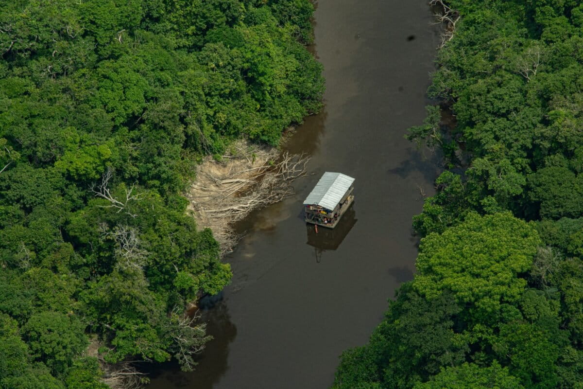 Draga en el río Purité entre Brasil y Colombia, al límite del Parque Nacional Amacayacu. Crédito: Alianza Regional Amazónica para la Reducción de los Impactos de la Minería de Oro.