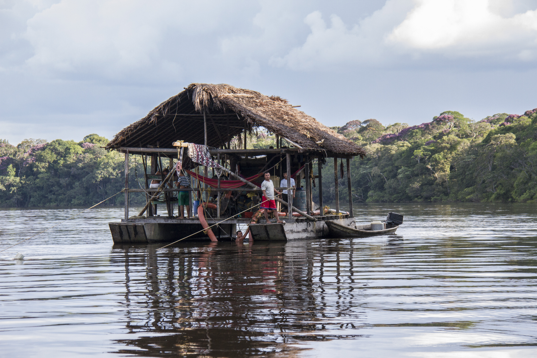 Imagen destacada: La minería ilegal se practica en el departamento de Guainía tanto en balsas dragas como en la extracción a cielo abierto. Crédito: Rodrigo Durán Bahamón.