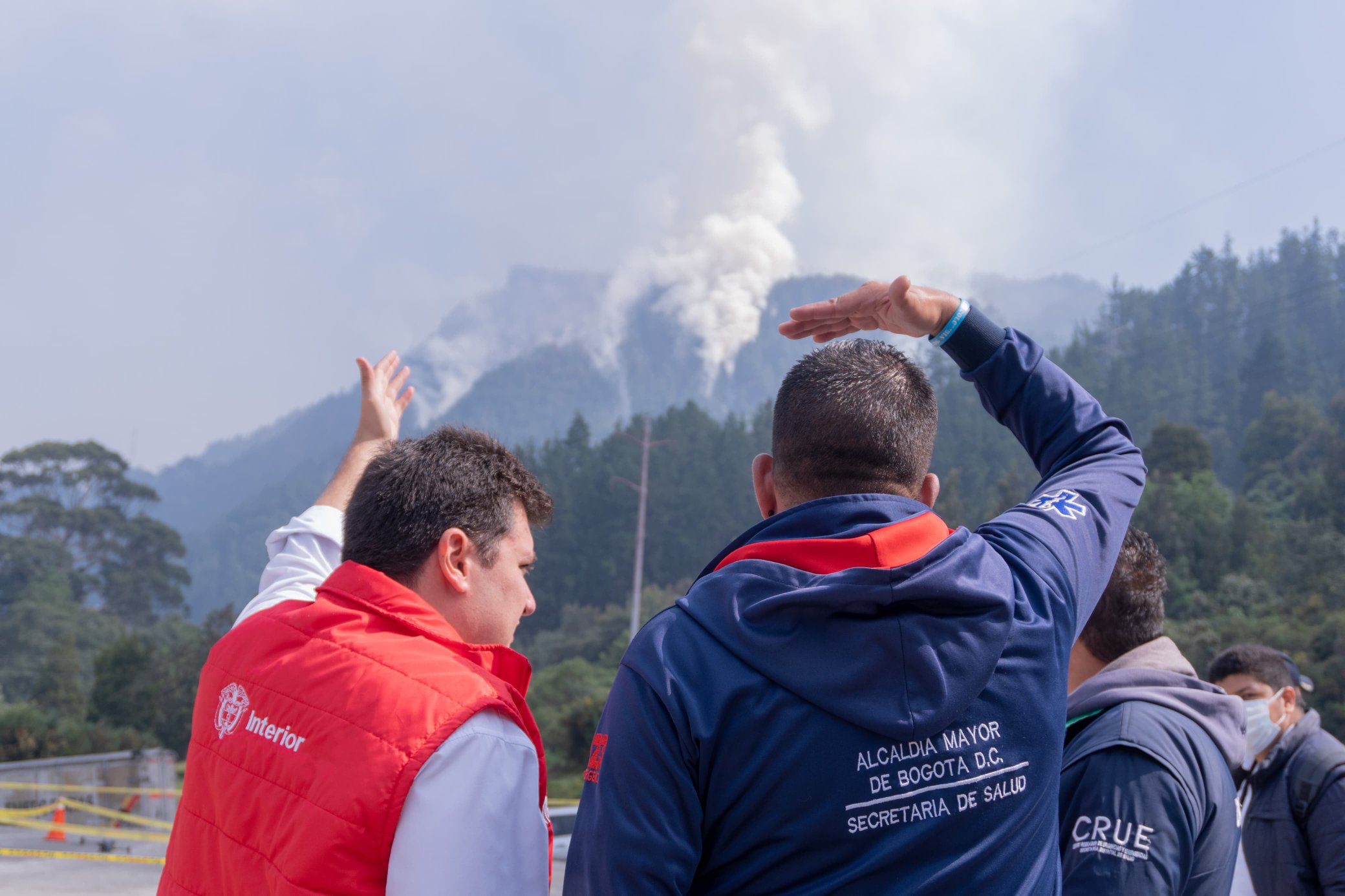 Reunión de autoridades locales y nacionales para atender los incendios en los Cerros Orientales de Bogotá. Foto: Cuerpo Oficial Bomberos de Bogotá.