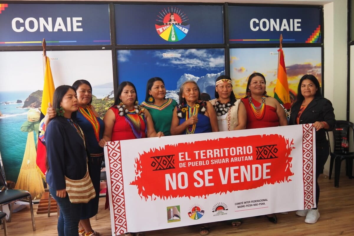 Lideresas shuar y de otras nacionalidades indígenas participaron en una rueda de prensa, el 6 de marzo de 2024, para rechazar la participación de Daniel Noboa en la cumbre PDAC. Foto: Pueblo Shuar Arutam.