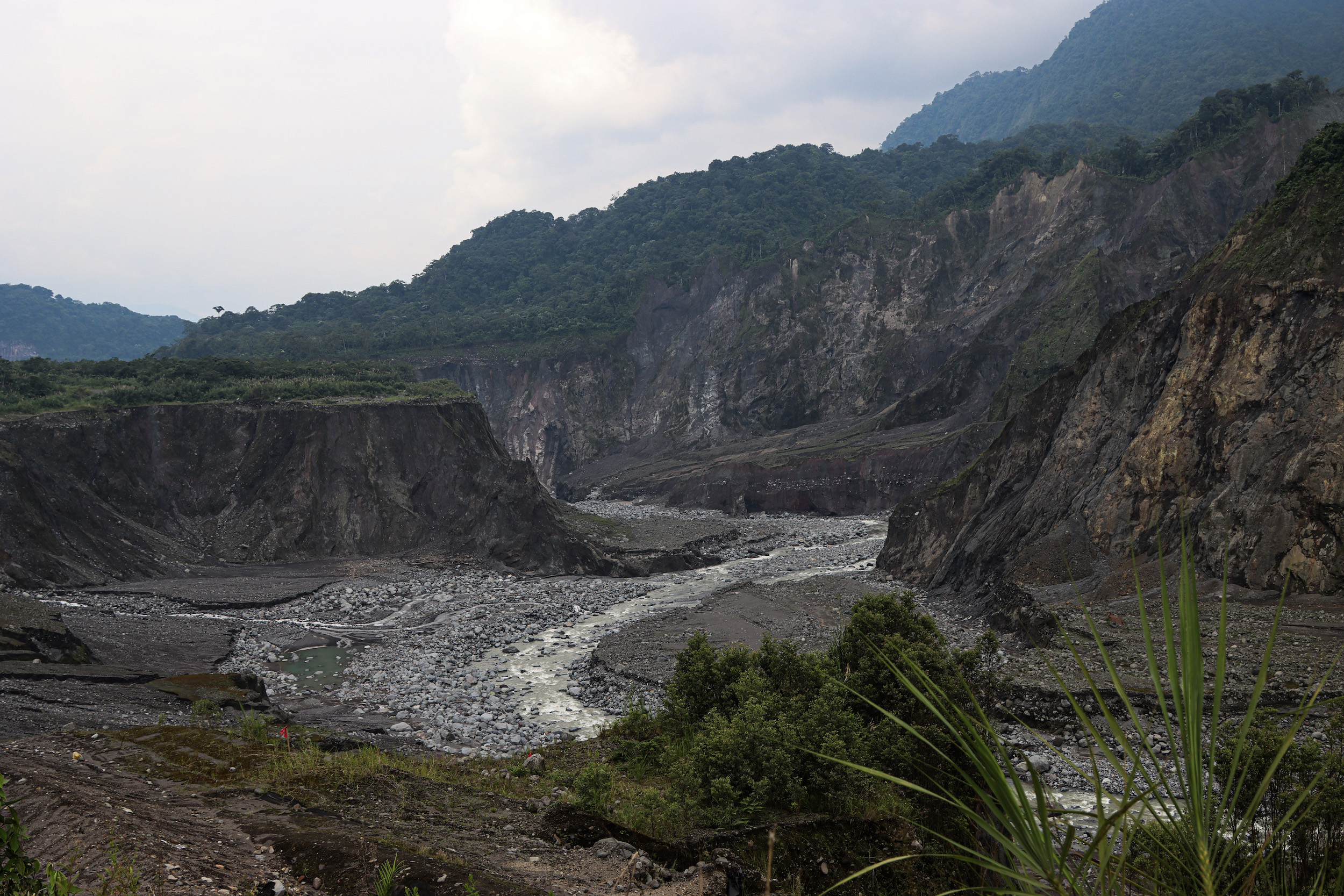 La erosión regresiva del río coca ha sido lateral y en su lecho. Se ha creado un cañón de unos 150 metros de profundidad Foto: EcoCiencia.