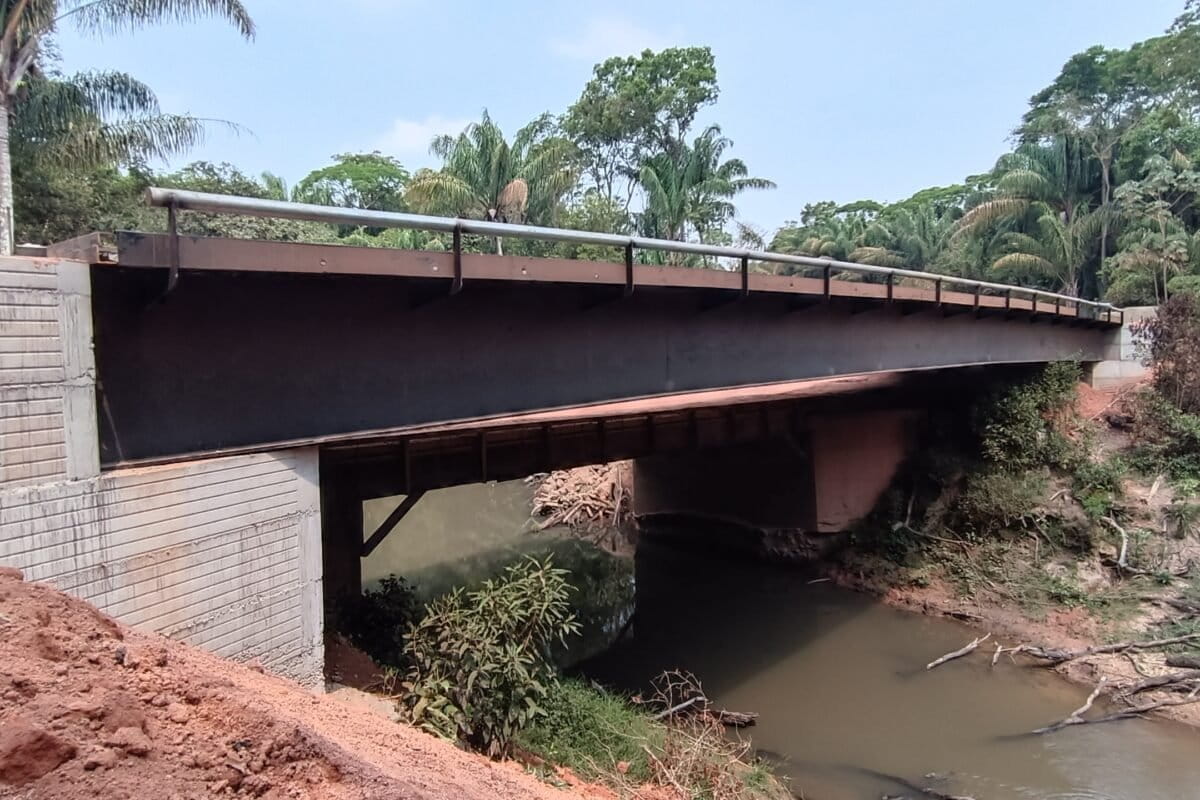 La construcción de este tipo de infraestructura en medio de bosque de galería está siendo investigada por Cormacarena, debido a presuntas irregularidades y posible falta de permisos ambientales.. Foto: Rutas del Conflicto/Mongabay Latam.