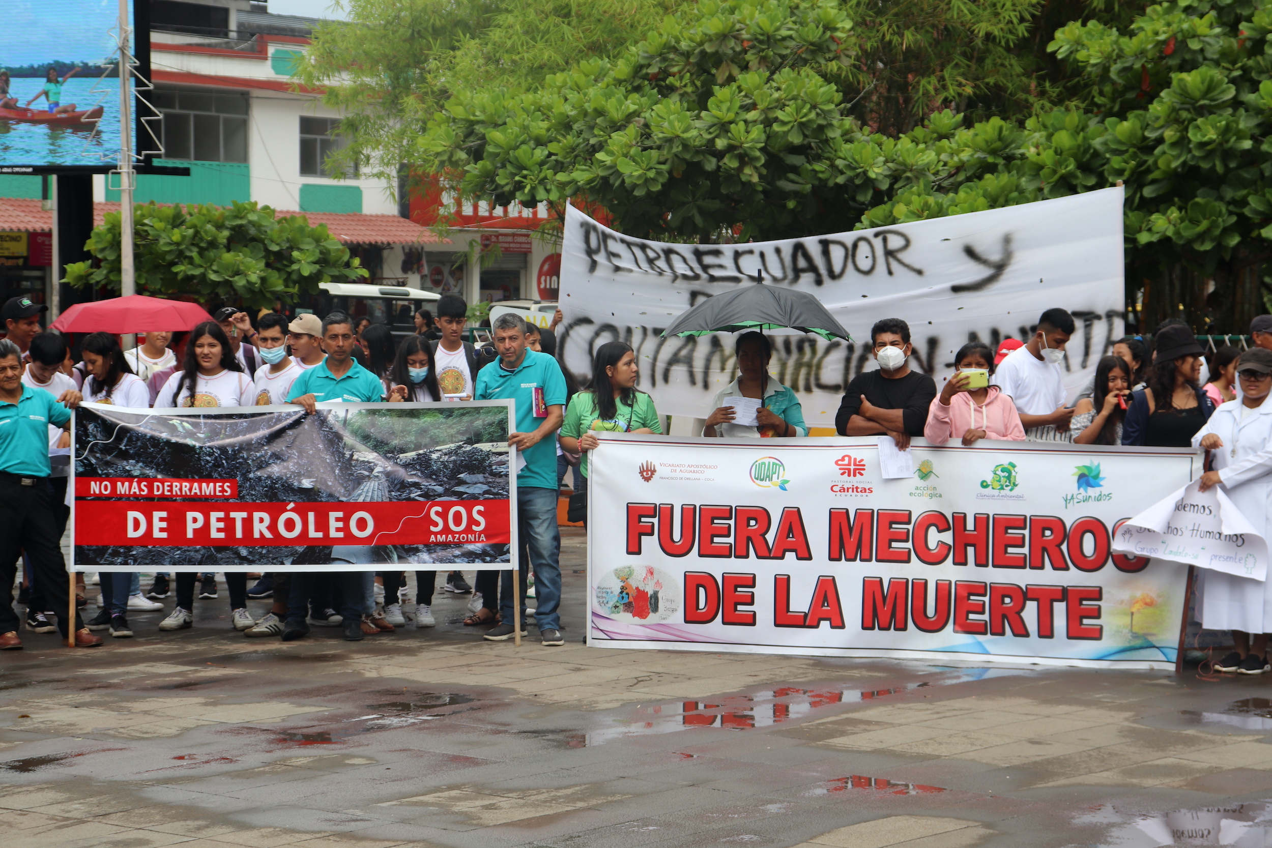 Marcha exigiendo el cumplimiento de la sentencia que ordena eliminar los mecheros que queman gas en la Amazonía. Foto: UDAPT.