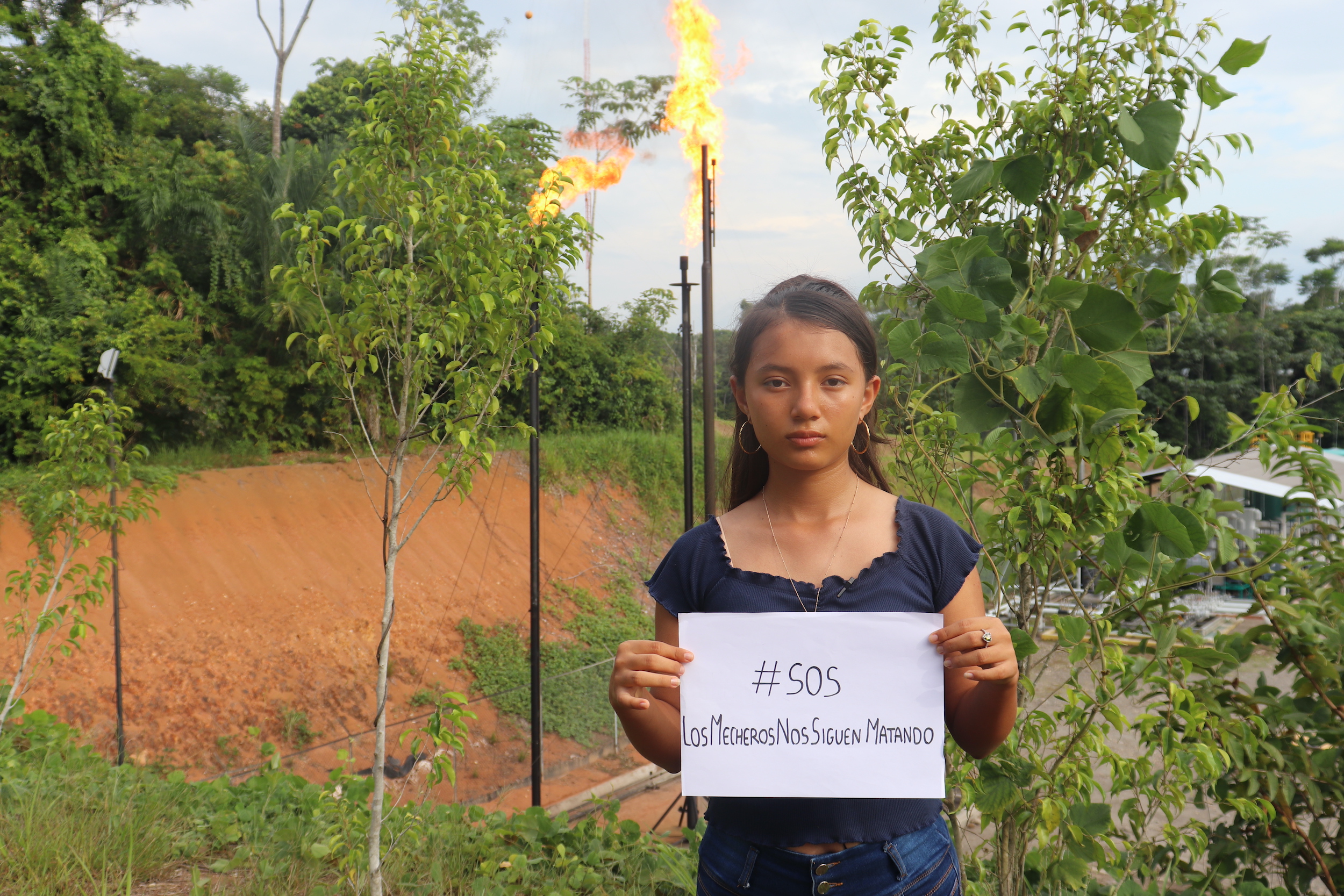 Leonela Moncayo, una de las niñas demandantes, exige que se apaguen los mecheros y se cumpla con la sentencia de 2021. Foto: UDAPT.