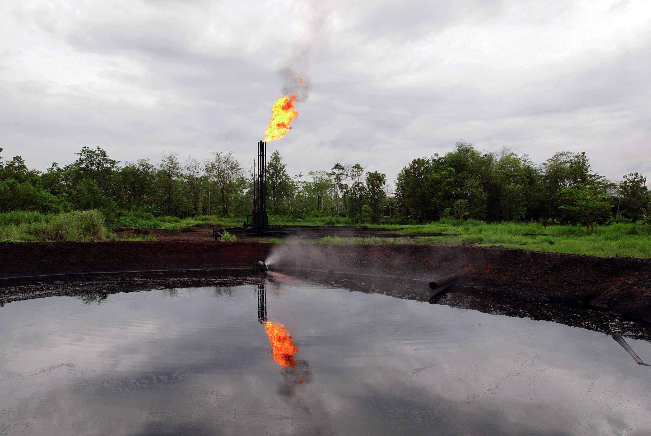 Pozo de petróleo y mechero quemando gas. Foto: UDAPT.