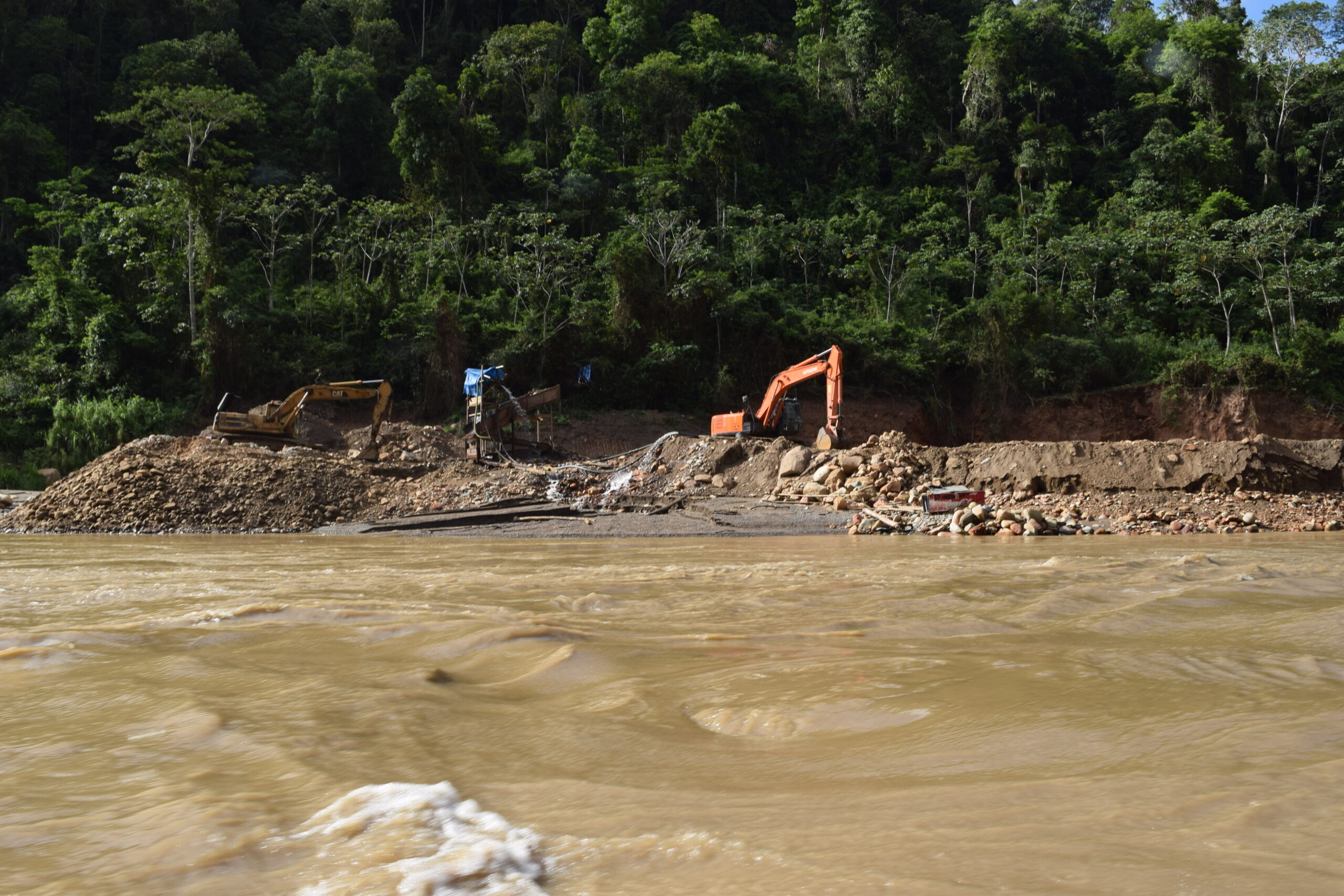La minería ilegal avanza en los ríos amazónicos que ingresan al Parque Nacional Madidi, en Bolivia. En estos afluentes se instalan dragas que remueven el fondo de los ríos. Foto: Iván Paredes.