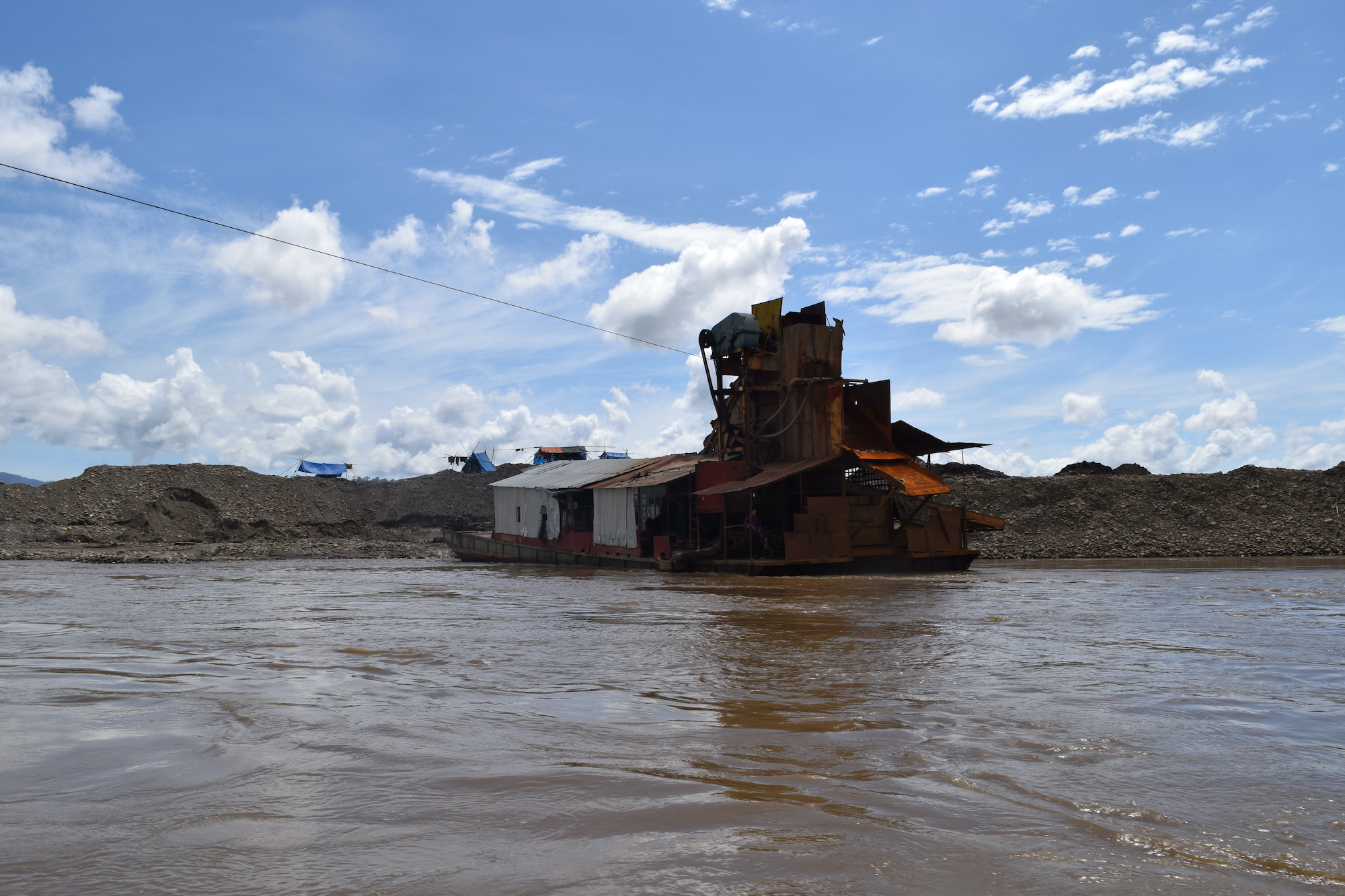 Las dragas se instalaron en varios ríos de Bolivia. Estas máquinas buscan oro las 24 horas del día. Foto: Iván Paredes.