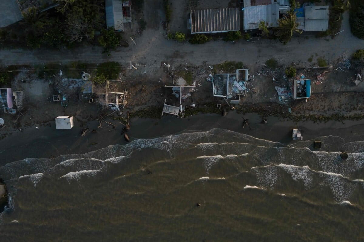 Imagen aérea que muestra el avance del mar sobre la comunidad de El Bosque, en Tabasco. Foto: Isabel Mateos