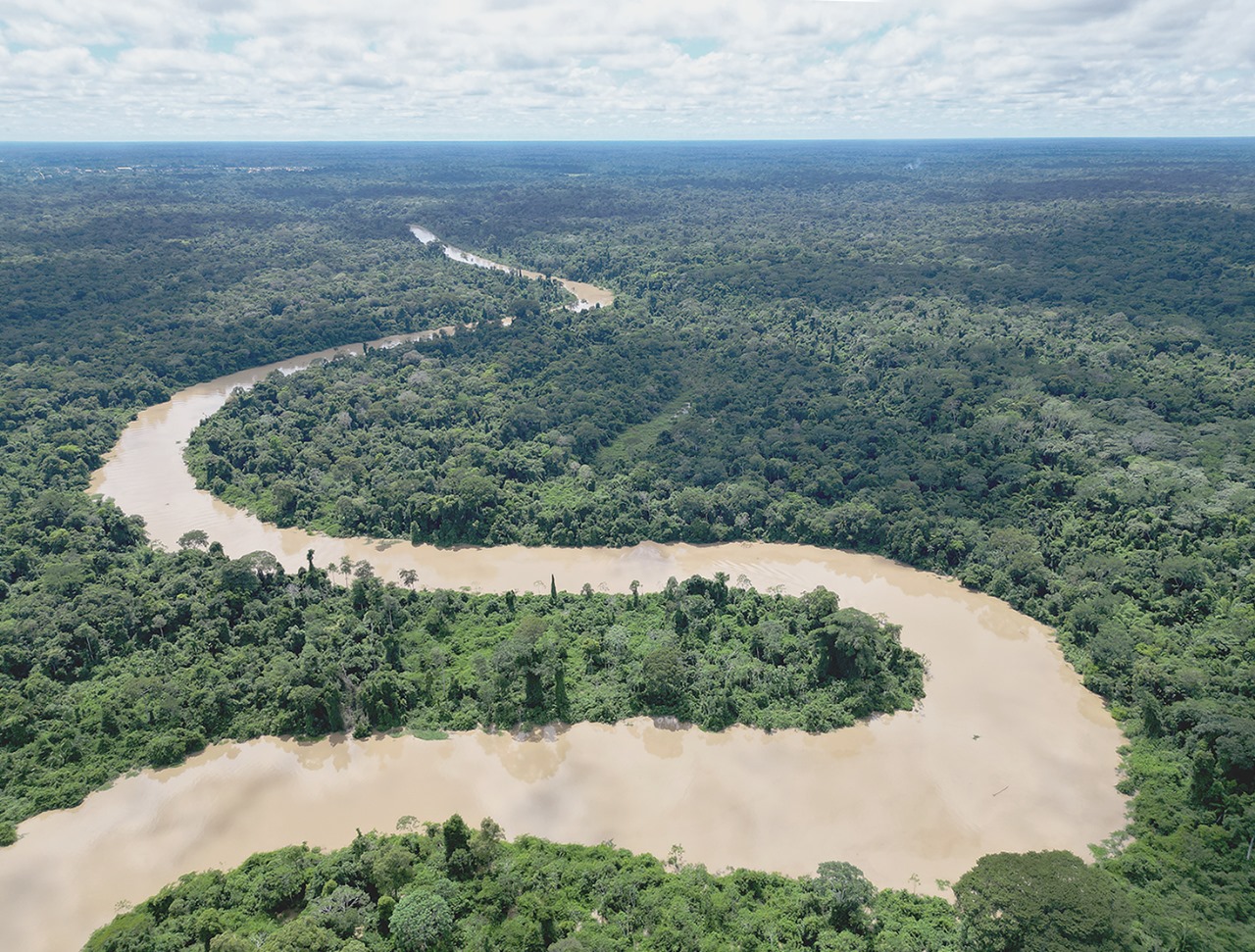 El imponente río Manupare parece una serpiente que recorre por varios puntos del área protegida. Foto: Cortesía Revista Nómadas.