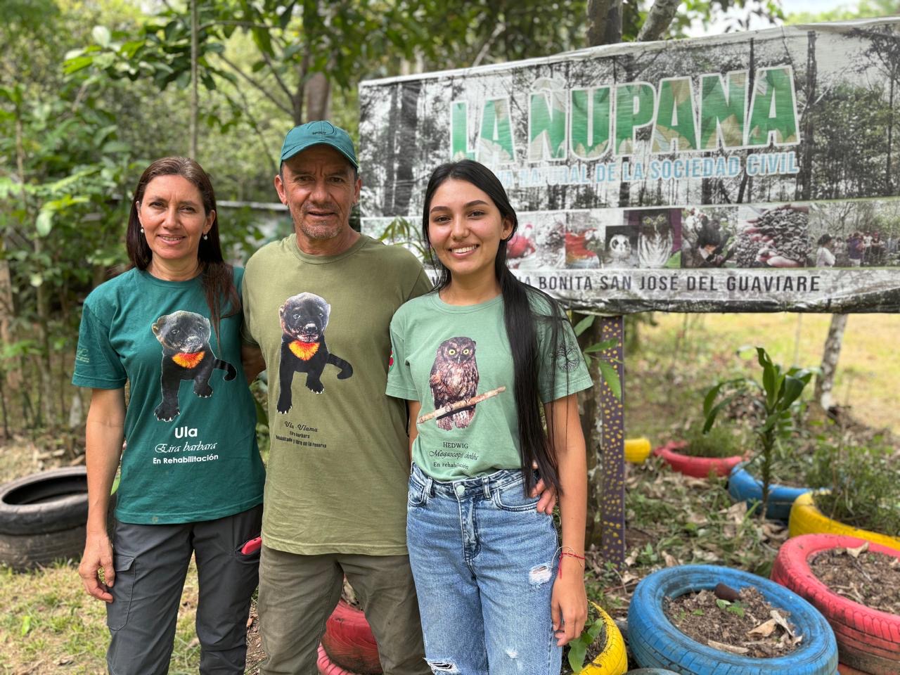 Héctor Zapata, Dora Sánchez y Samantha Zapata, fundadores de la reserva Ñupana, en San José del Guaviare (Colombia). Foto: Laura María Villarraga Ariza.