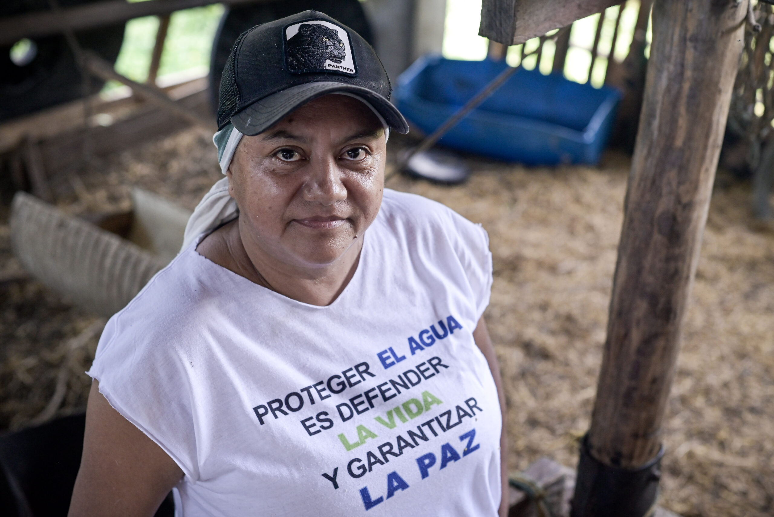 Marlén Arévalo vistiendo una camiseta de Corpohumadea con un mensaje en defensa del agua. Foto: Natalia Pedraza Bravo.