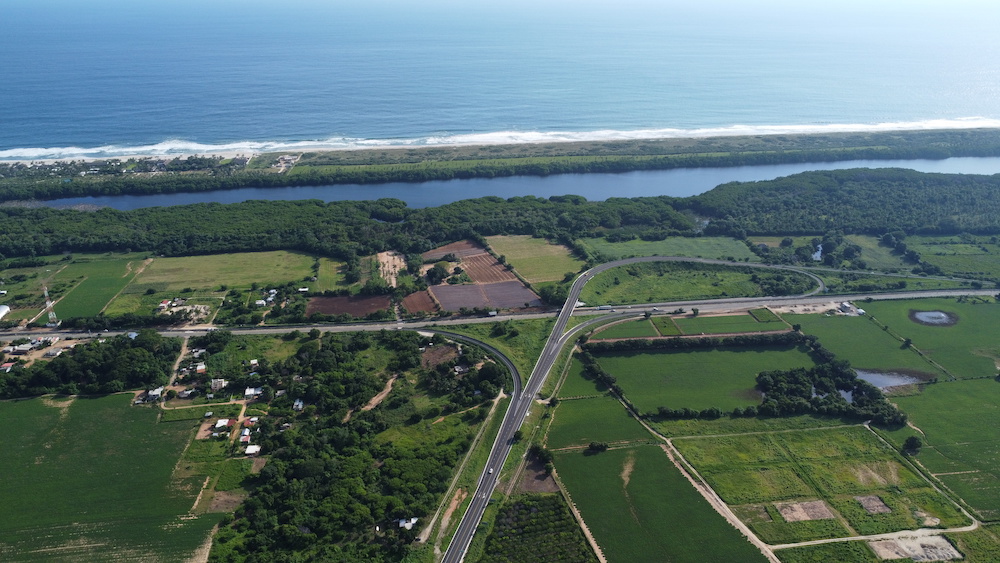 La construcción de la autopista ha cambiado el paisaje en esta parte de la costa de Oaxaca desde su inicio en 2009 y continúa cambiándolo después de su inauguración en febrero de 2024. Foto: Fredy García.