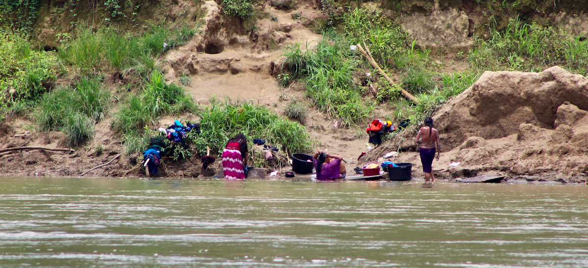 Mujeres bañándose en un río