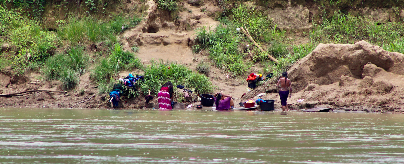 Mujeres bañándose en un río