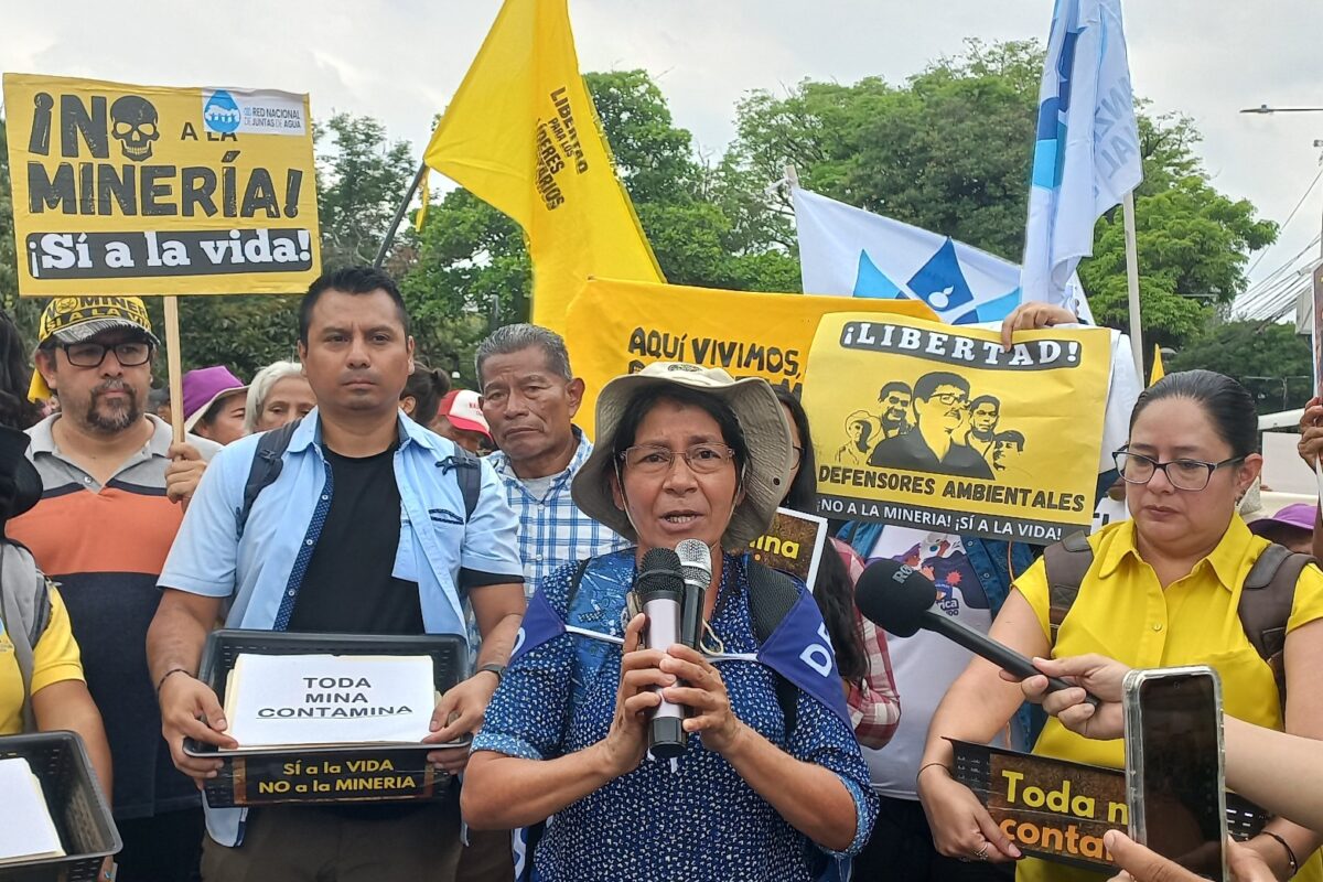 Personas con pancartas en protesta contra la minería